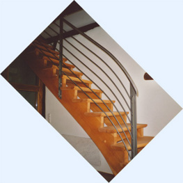 Massive Treppe aus Buche, Geländer mit querlaufenden Relingstäben aus Edelstahl