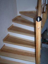 Treppe aus Kernesche, Setzstufen weiss. Geländer aus Holz und Edelstahl kombiniert