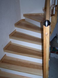 Treppe aus Kernesche, Setzstufen weiss. Geländer aus Holz und Edelstahl kombiniert