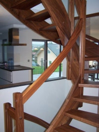 Gewendelte Treppe aus amerikanischem Nussbaumholz, Handlauf aus Holz mit Securit-Verglasung