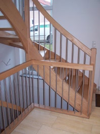 Gewendelte Holztreppe mit Handlauf aus Holz und sprossen aus Edelstahl