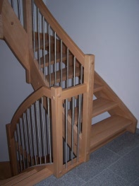 Wendeltreppe mit Handlauf aus Holz und sprossen aus Edelstahl